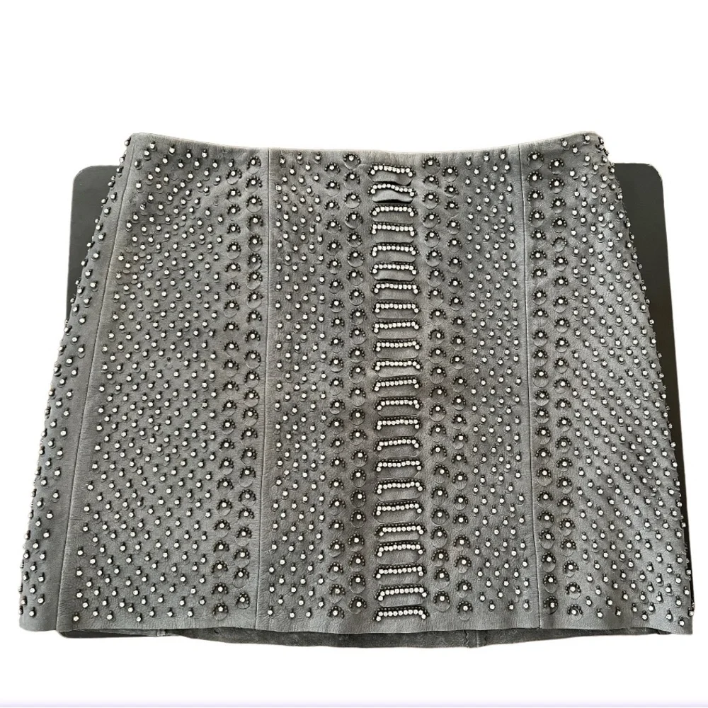 Alice + Olivia Grey Goat Leather Studded skirt in a size 6 - Picture 4 of 10